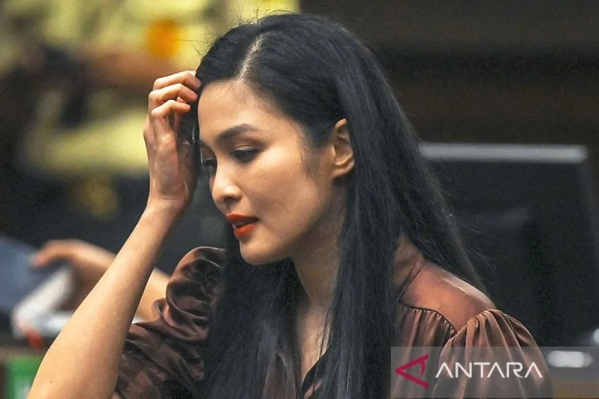 Artis Sandra Dewi bersiap memberikan kesaksian di sidang lanjutan kasus dugaan korupsi tata niaga timah di wilayah Izin Usaha Pertambangan (IUP) PT Timah tahun 2015-2022 dengan terdakwa Harvey Moeis.