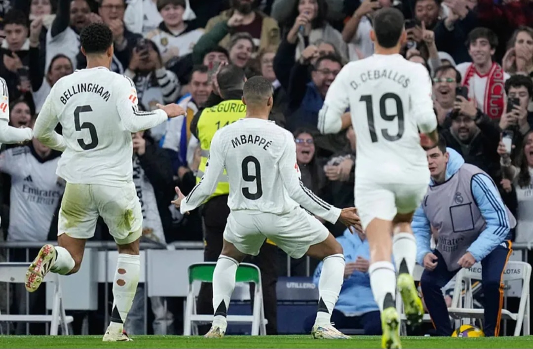 Kylian Mbappe merayakan gol pembuka dalam pertandingan sepak bola La Liga Spanyol antara Real Madrid dan Sevilla / LAPRESSE