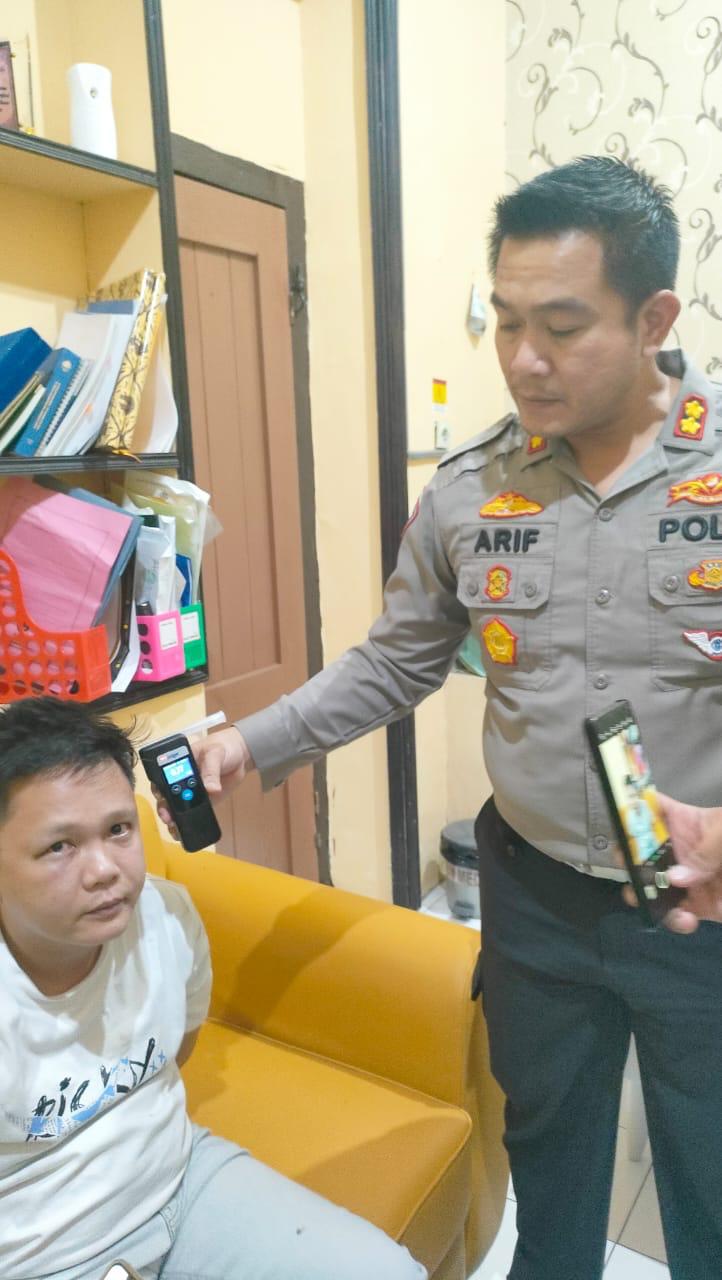 Pengemudi mobil Mercedes-Benz (Mercy) yang menyebabkan tabrakan beruntun di Jalan Kenjeran, Surabaya, Senin (23/12) sore, diamankan oleh Unit Laka Lantas Polrestabes Surabaya. (IST)