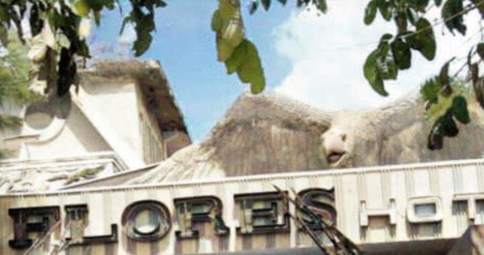 MONUMENTAL: Patung alap-alap yang ada di bagian atas hotel merupakan hasil desain Achijat sendiri.
