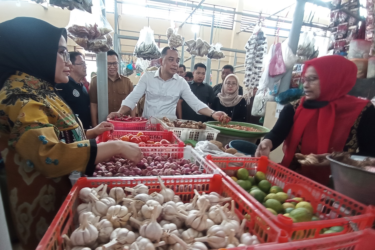 JADI PERCONTOHAN: Wali Kota Surabaya Eri Cahyadi berbincang dengan pedagang saat peresmian Pasar Karah di Surabaya.&nbsp;