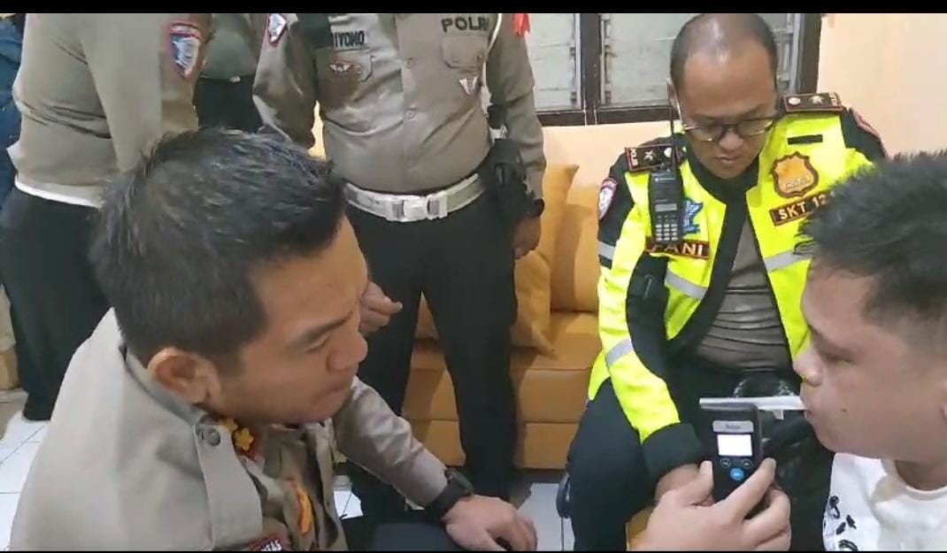 Unit Gakkum Polrestabes Surabaya mengamankan pelaku tabrakan beruntun di Jalan Kenjeran, Surabaya.  Saat ini pelaku masih menjalani pemeriksaan. (IST)