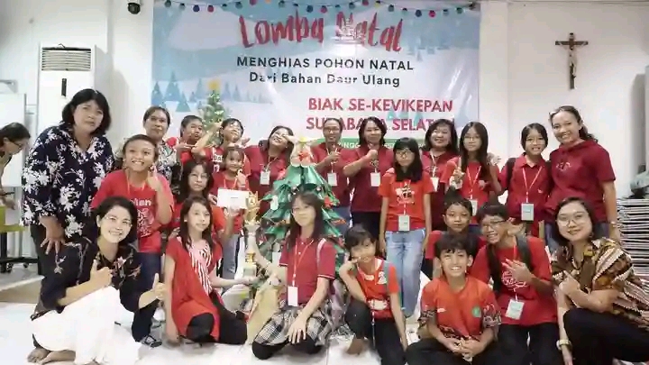 Salah satu peserta lomba membuat pohon Natal daur ulang di Surabaya. (IST)