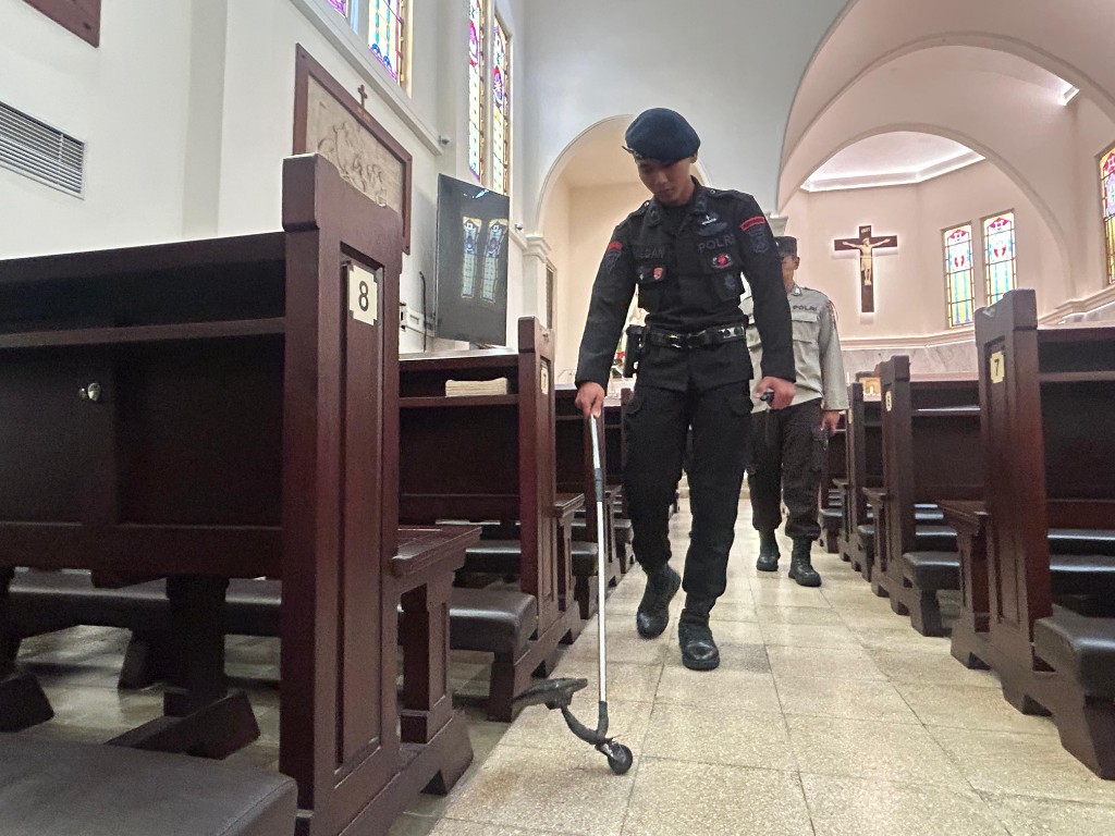PENCEGAHAN: Petugas jibom (penjinak bom) melakukan penyisiran di Gereja Hati Kudus Yesus, Jalan Polisi Istimewa Surabaya.