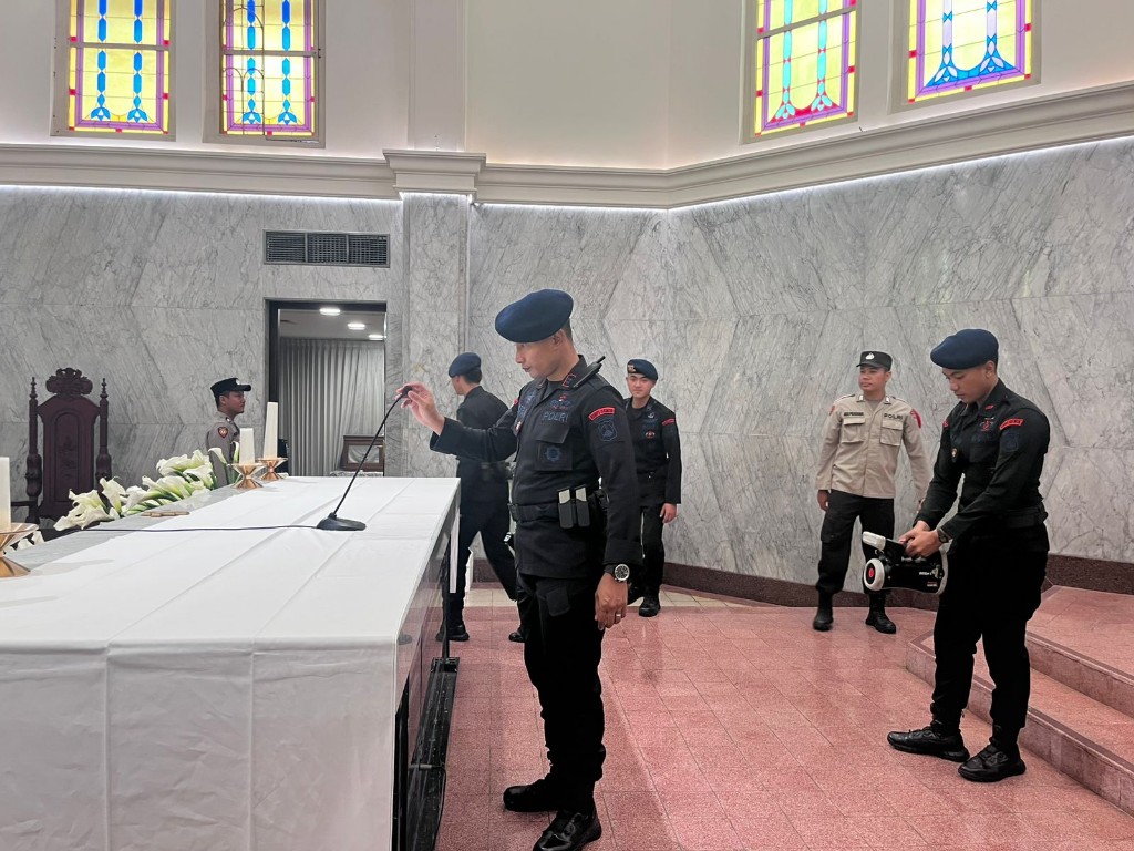 Petugas jibom menyisir bagian altar di Gereja Hati Kudus Yesus, Jalan Polisi Istimewa Surabaya.