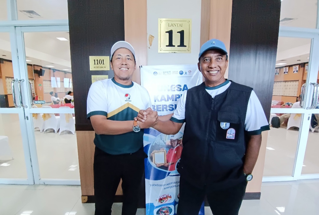 Ketua Umum terpilih Pengurus Provinsi (Pengprov) Federasi Olahraga Petanque Indonesia (FOPI) Jawa Timur, Dwi Cahyo Kartiko (kiri) dan Ketua PB FOPI Nurhasan.