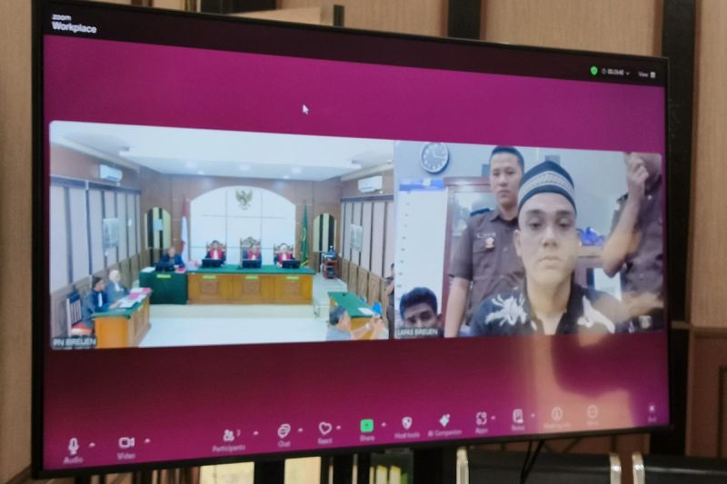 Terdakwa perkara pembunuhan mengikuti persidangan di Pengadilan Negeri Bireuen, Aceh, Selasa (24/12/2024).