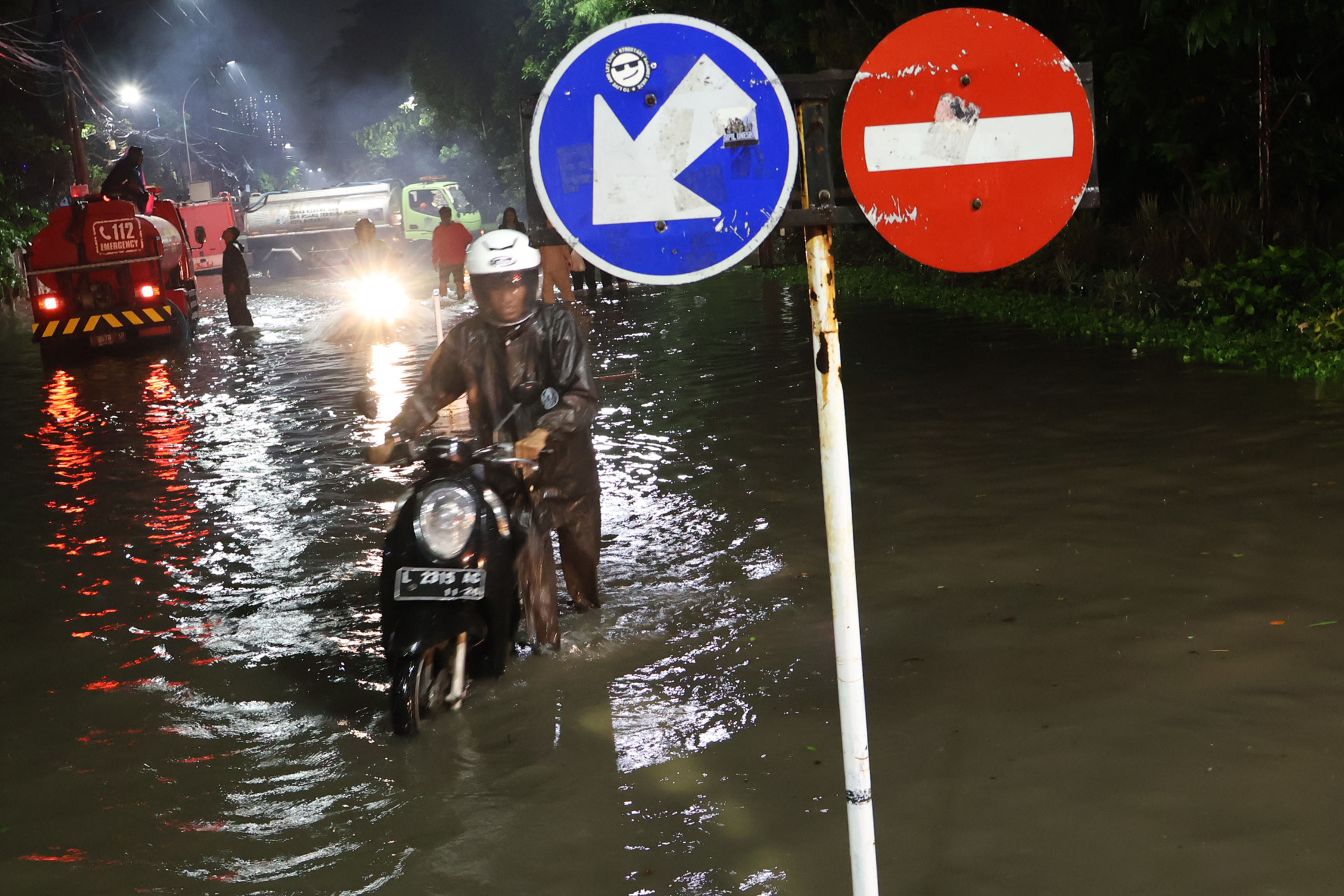 Hujan lebat membuat beberapa kawasan di Surabaya kembali tergenang banjir.