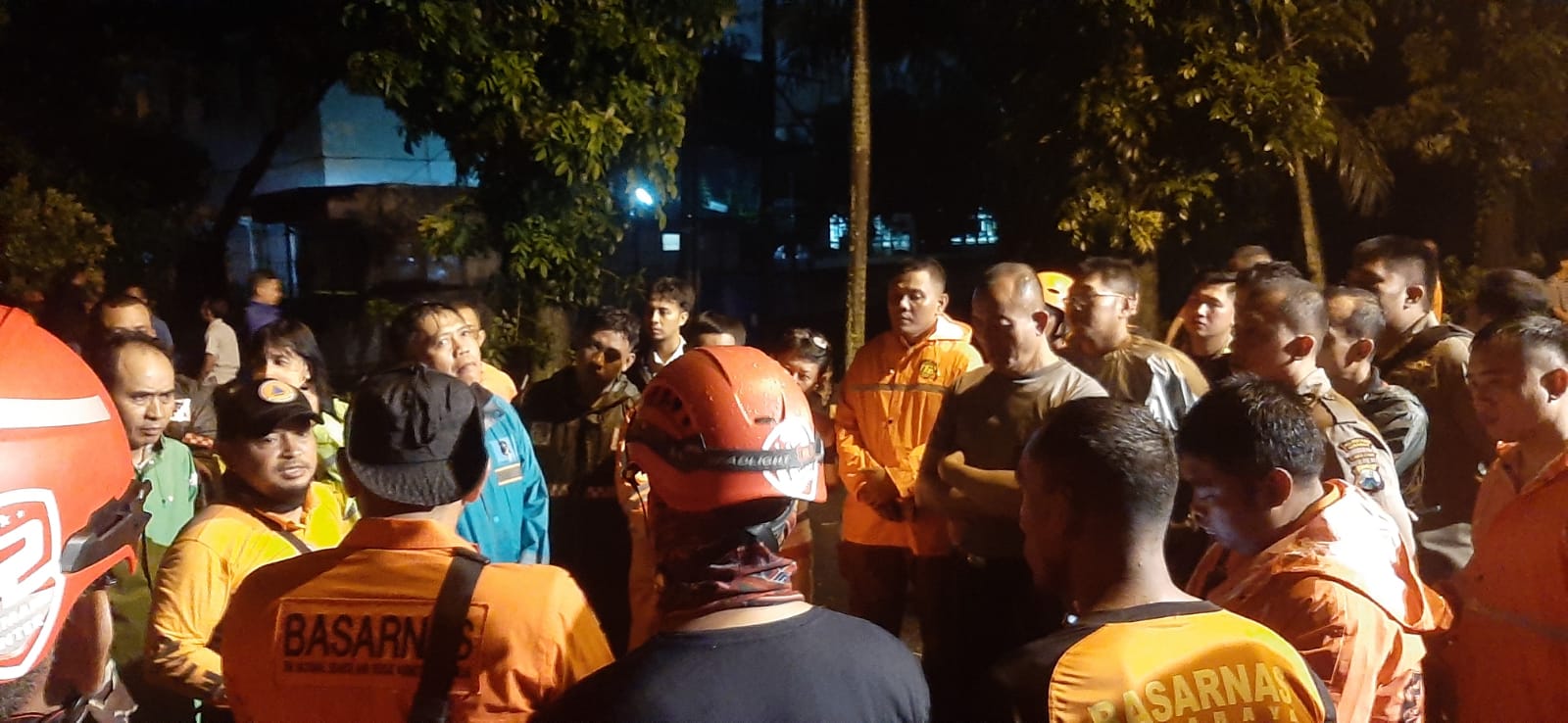 Petugas melakukan koordinasi pencarian R balita yang tercebur dan hanyut di selokan Babatan Wiyung Surabaya. (Mahrus/Radar Surabaya)
