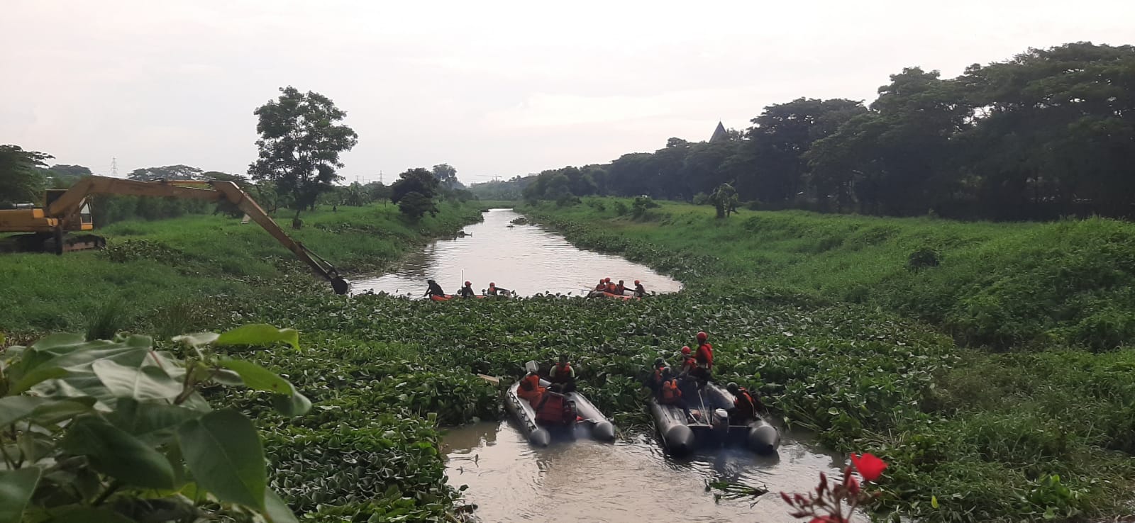 PENYISIRAN : Tim Basarnas dan BPBD Kota Surabaya melakukan pencarian di sungai sekitar Perum Royal Residence, Wiyung Surabaya, Rabu (25/12).