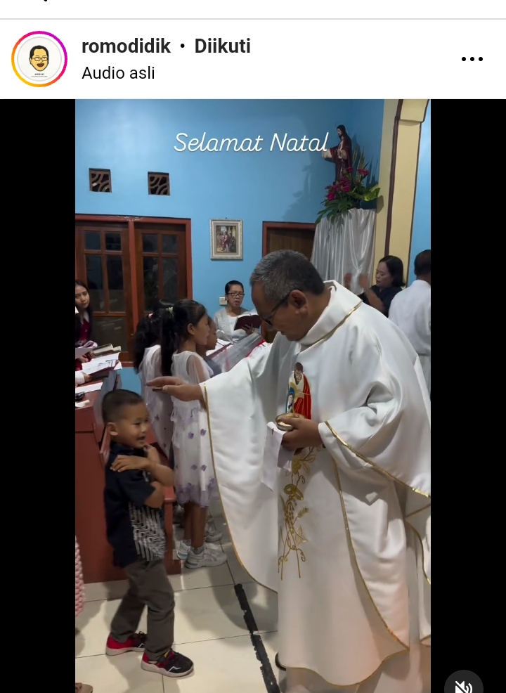 RD Agustinus Tri Budi Utomo Uskup Surabaya terpilih memberikan berkat kepada anak-anak di Ngrambe Nganjuk. (IST)