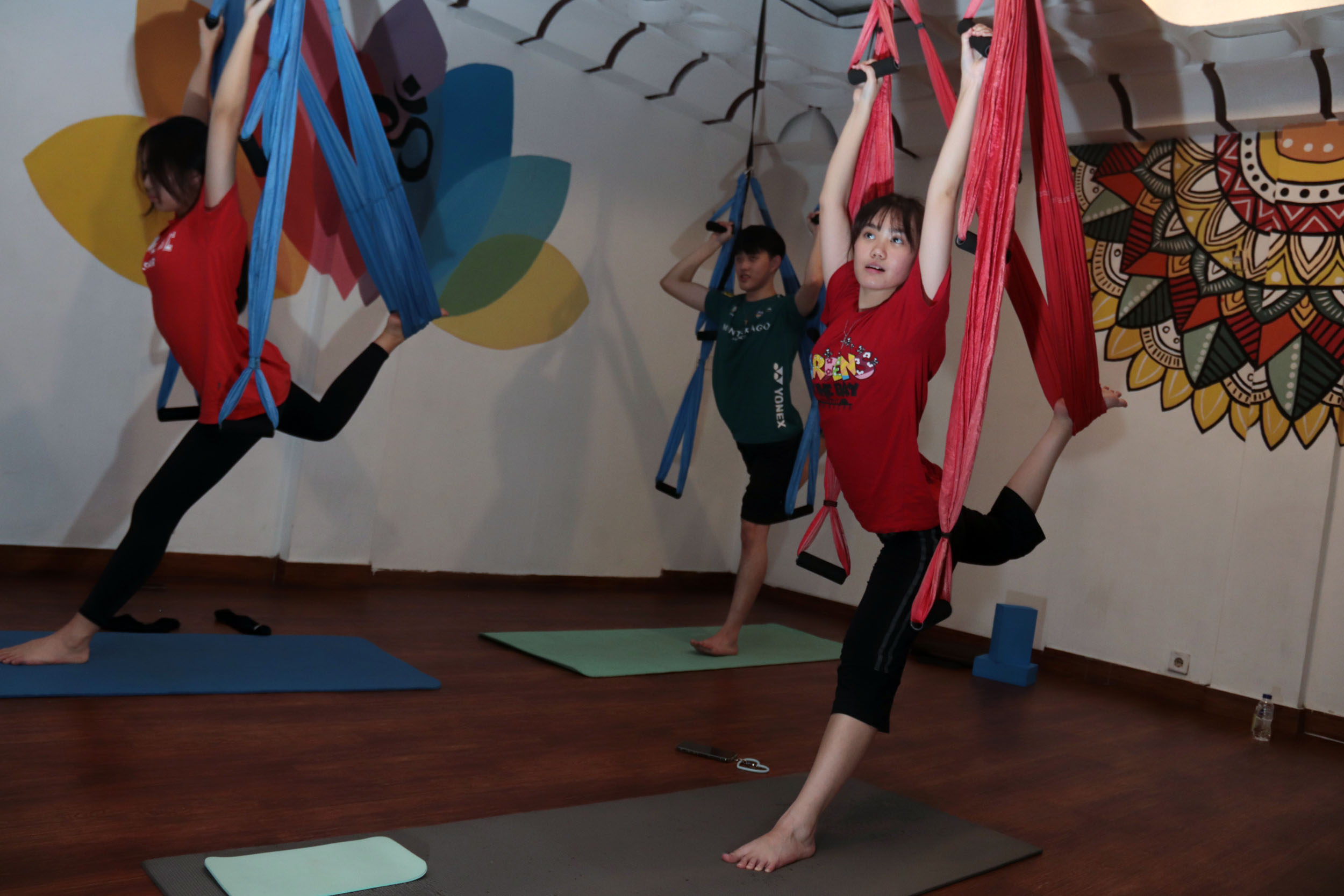 OLAHRAGA: Beberapa pelajar mengisi waktu libur sekolah mereka dengan mengikuti kelas yoga di Jyoti Yoga, Surabaya, Senin (23/12).