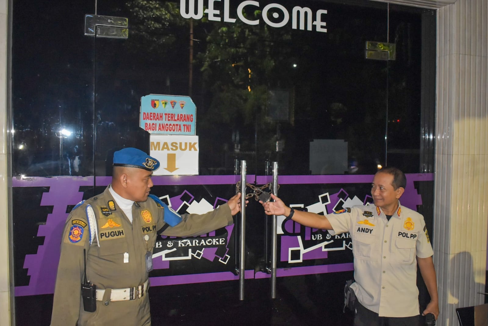 SIDAK: Petugas Satpol PP Kota Surabaya memantau sejumlah tempat hiburan di kota Surabaya saat malam Natal.&nbsp;