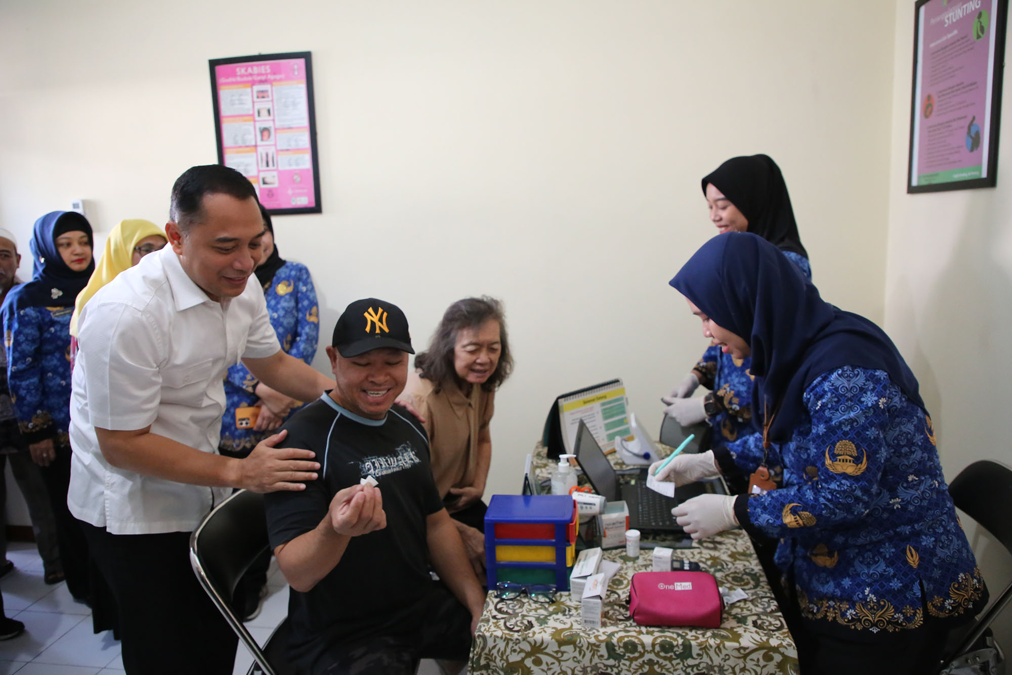 DIFASILITASI: Wali Kota Surabaya Eri Cahyadi saat meninjau layanan kesehatan di Balai RW.