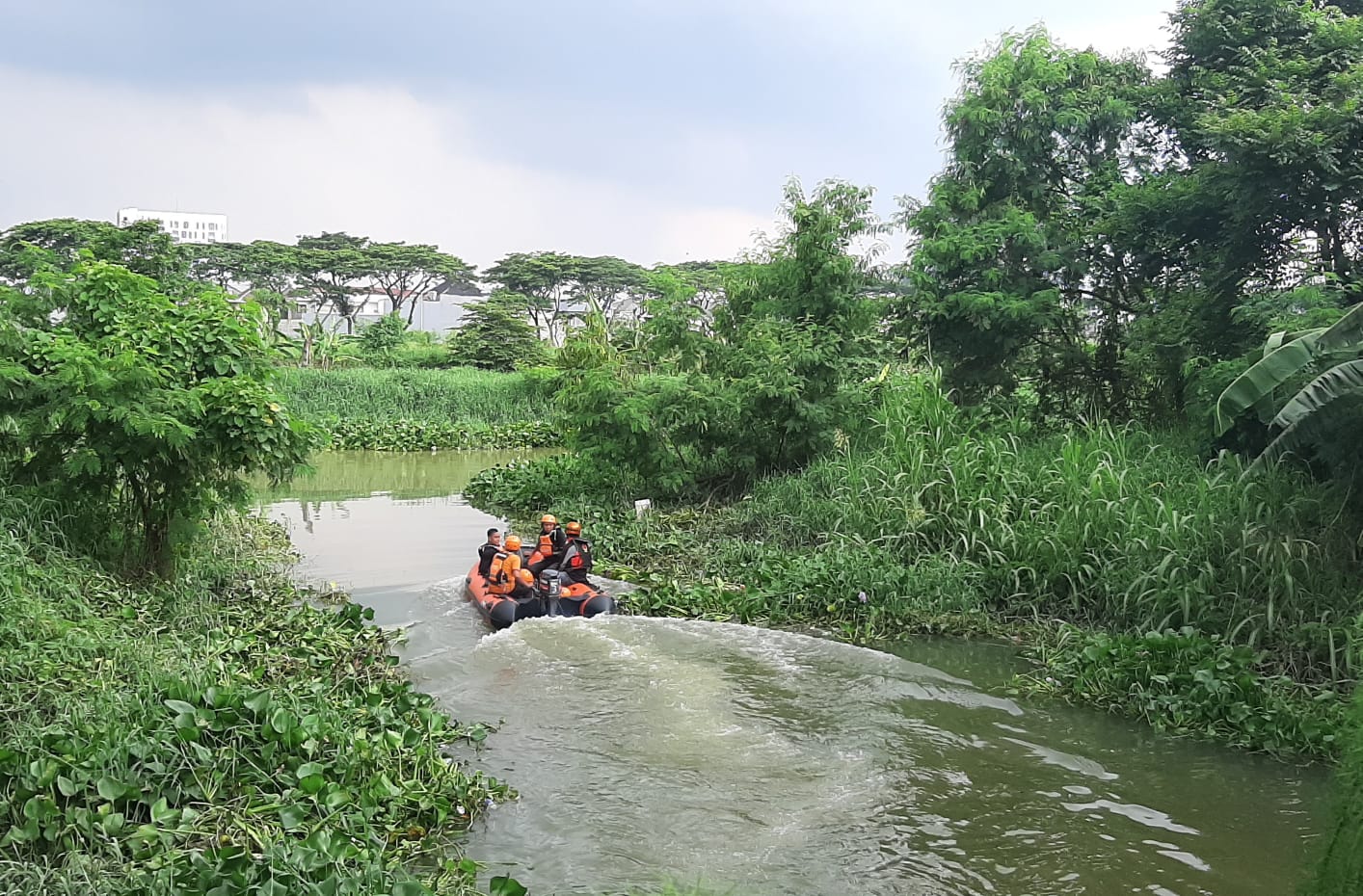 Tim Basarnas dan BPBD Surabaya melakukan pencarian korban Risky di sungai sekitar Perumahan Royal Residence Surabaya. (IST)
