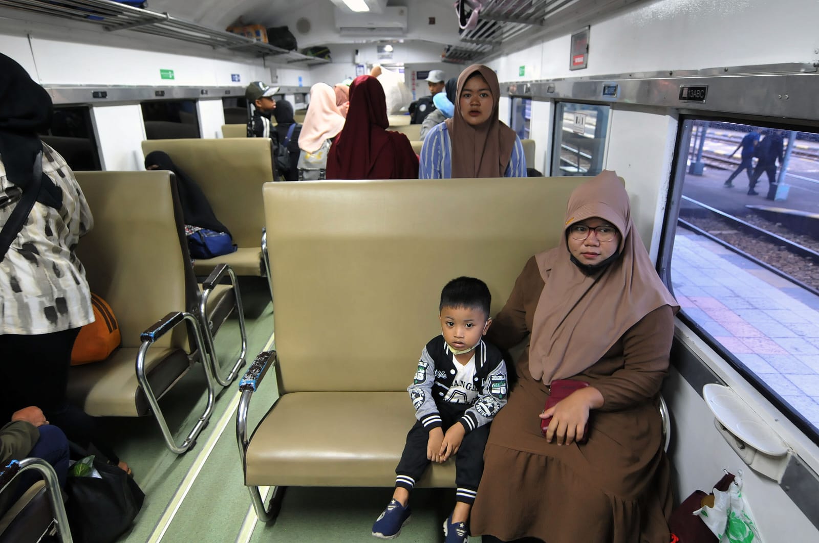RAMAI: Penumpang di Stasiun Surabaya Gubeng saat libur Nataru menjadi terpadat dibandingkan stasiun wilayah KAI Commuter Wilayah 8 Surabaya lainnya.