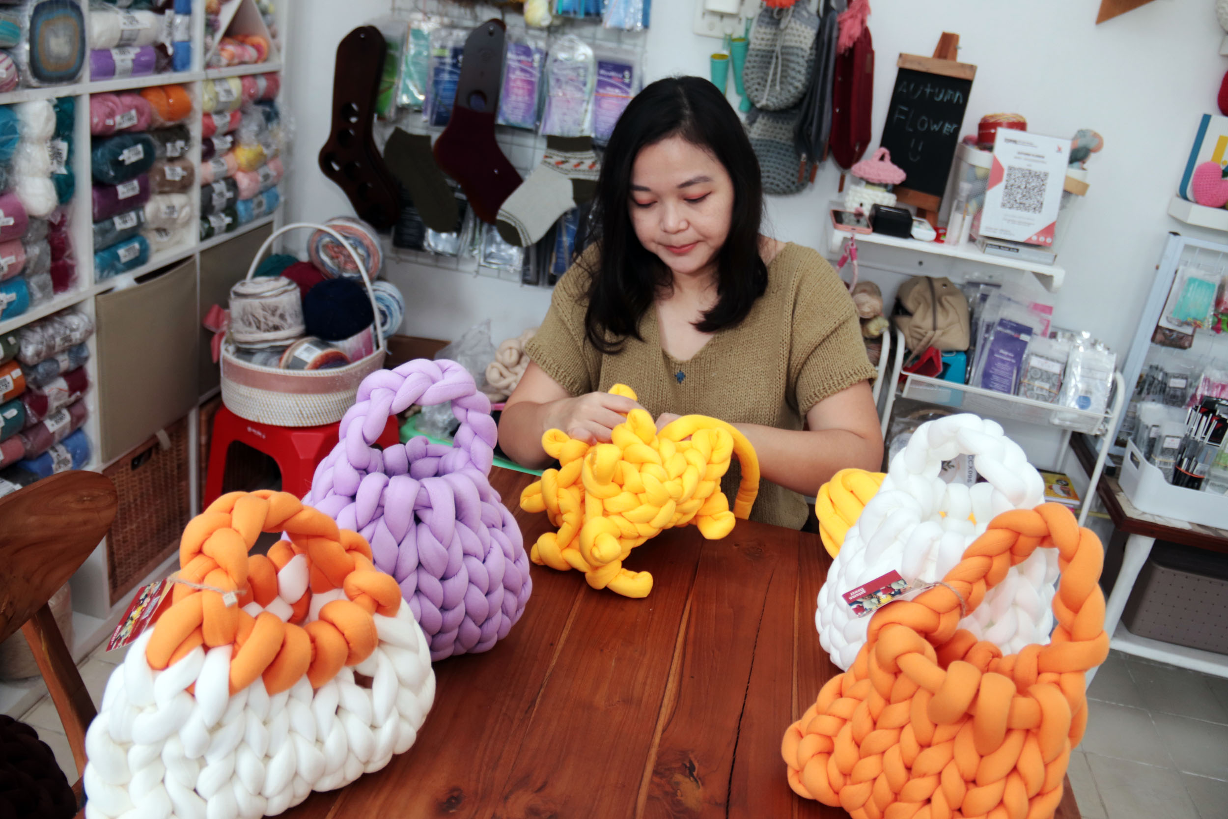 HAND KNITTING: Perajin tas rajut, Julanita Linasari menunjukkan proses pembuatan chunky bag.