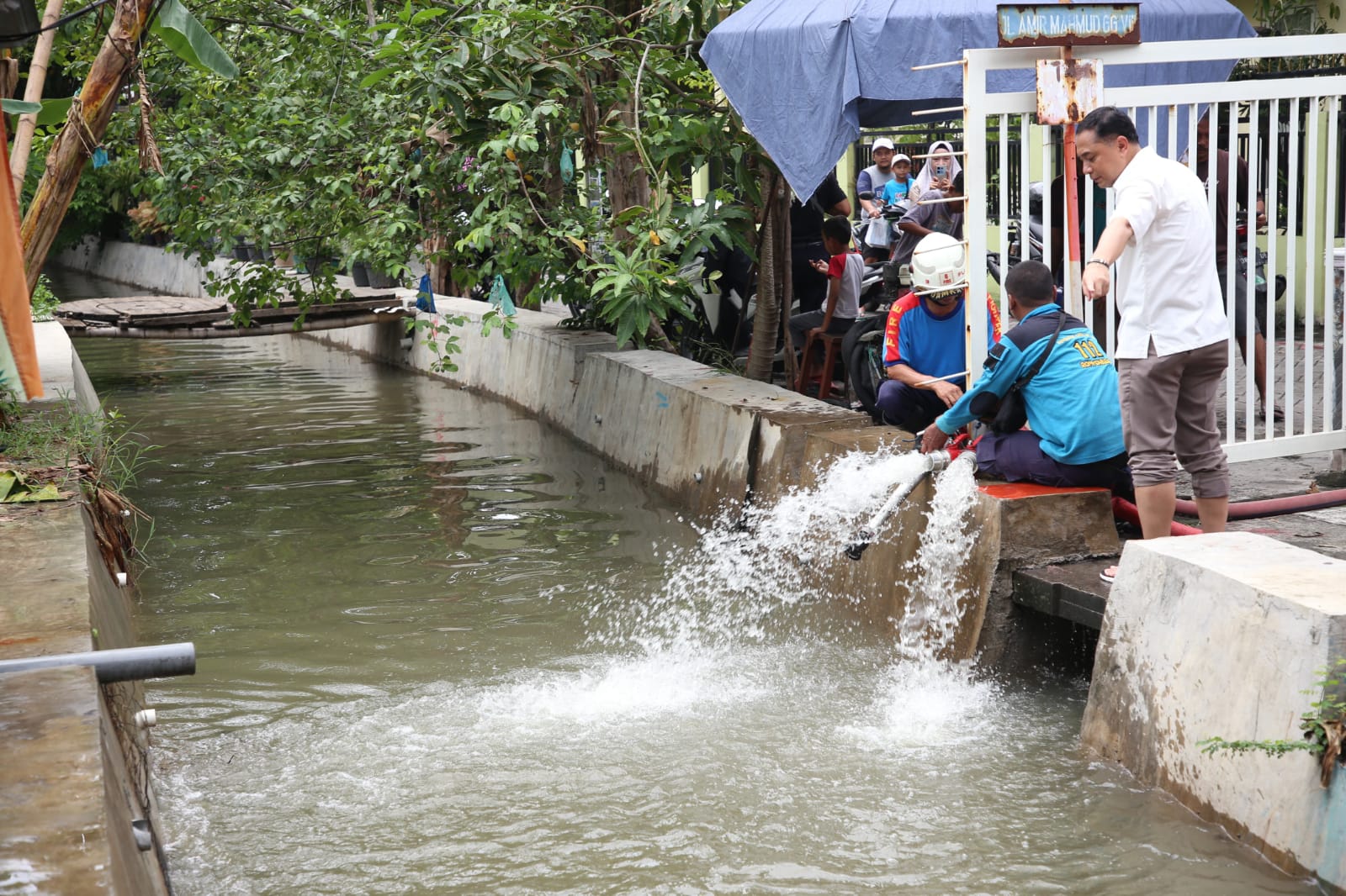 DISEDOT: Wali Kota Surabaya, Eri Cahyadi saat memantau langsung penanganan banjir di kawasan Gunung Anyar Surabaya.