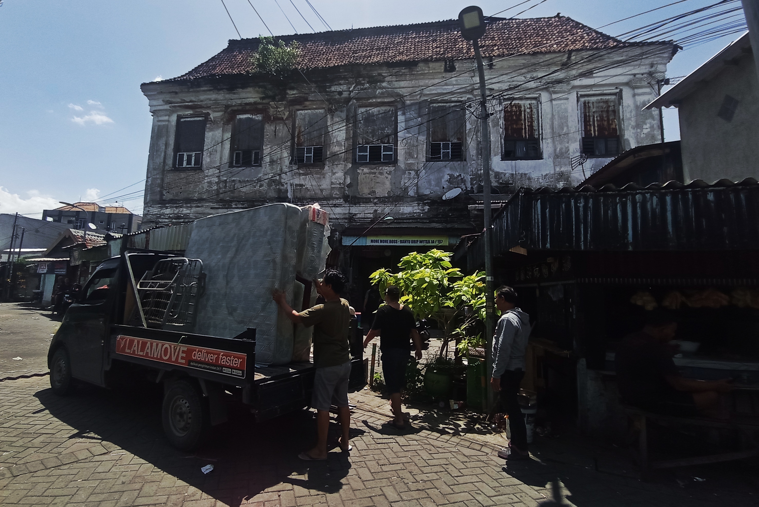 Warga terdampak di Gedung Setan memindahkan barang barangnya akibat kondisi bangunan yang tidak layak huni.