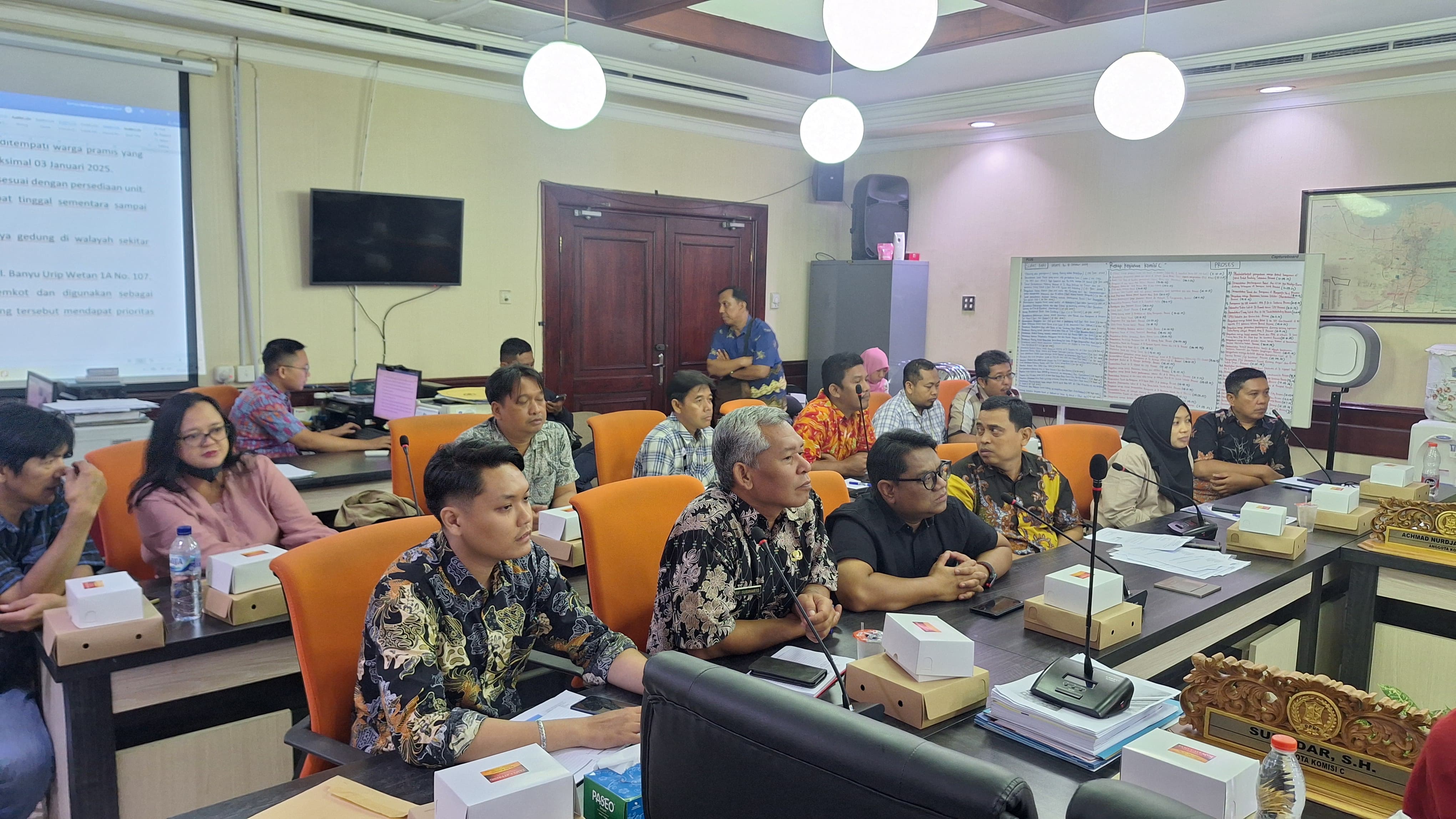 Suasana Rapat Dengar antara Warga dengan Komisi C DPRD Surabaya.