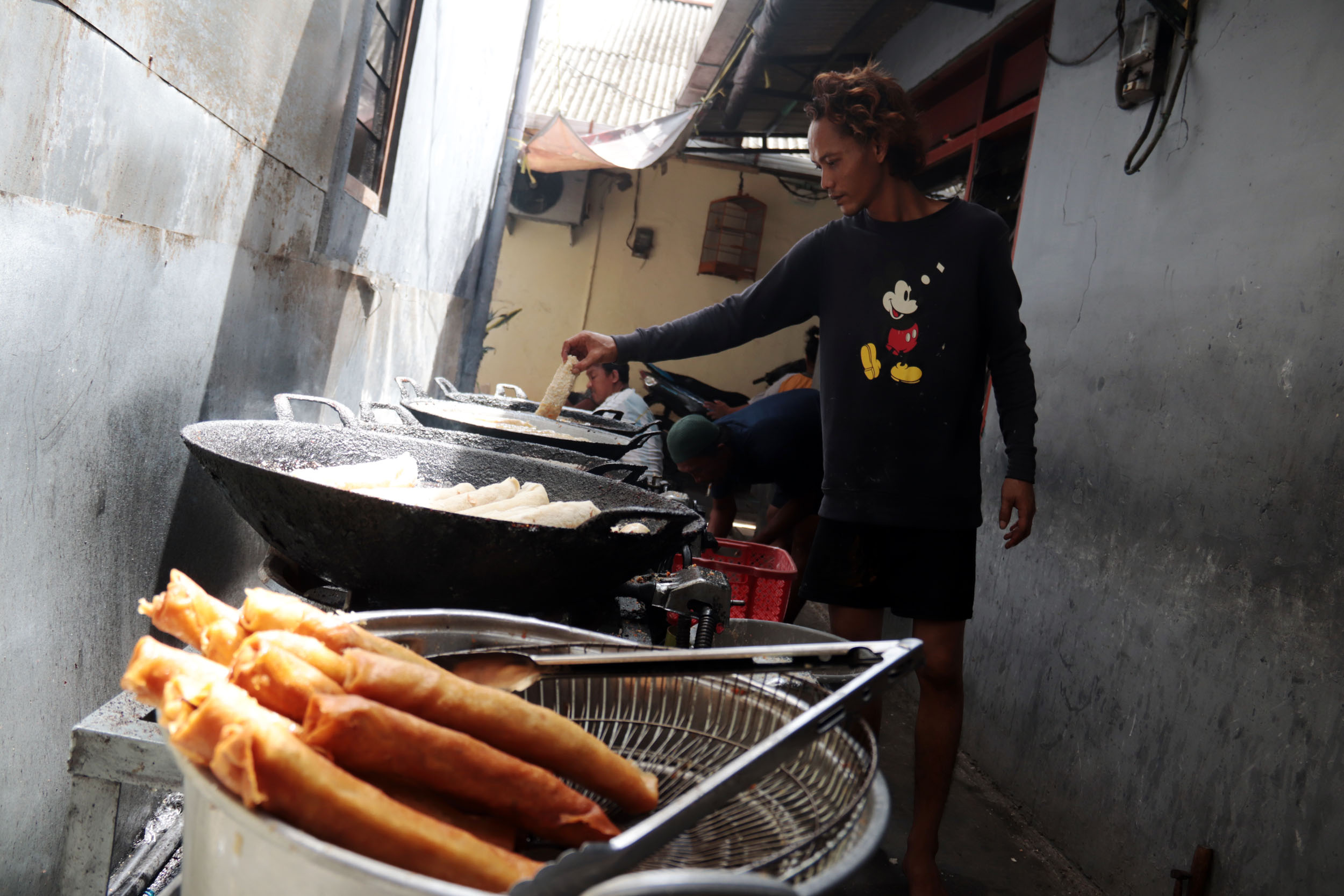 LUMPIA BONEK: Salah seorang pekerja menggoreng lumpia di rumah produksi milik Sukarsipah dan Kasno di Kampung Lumpia Jalan Ngaglik Gang Kuburan, Kapasari, Genteng, Surabaya.