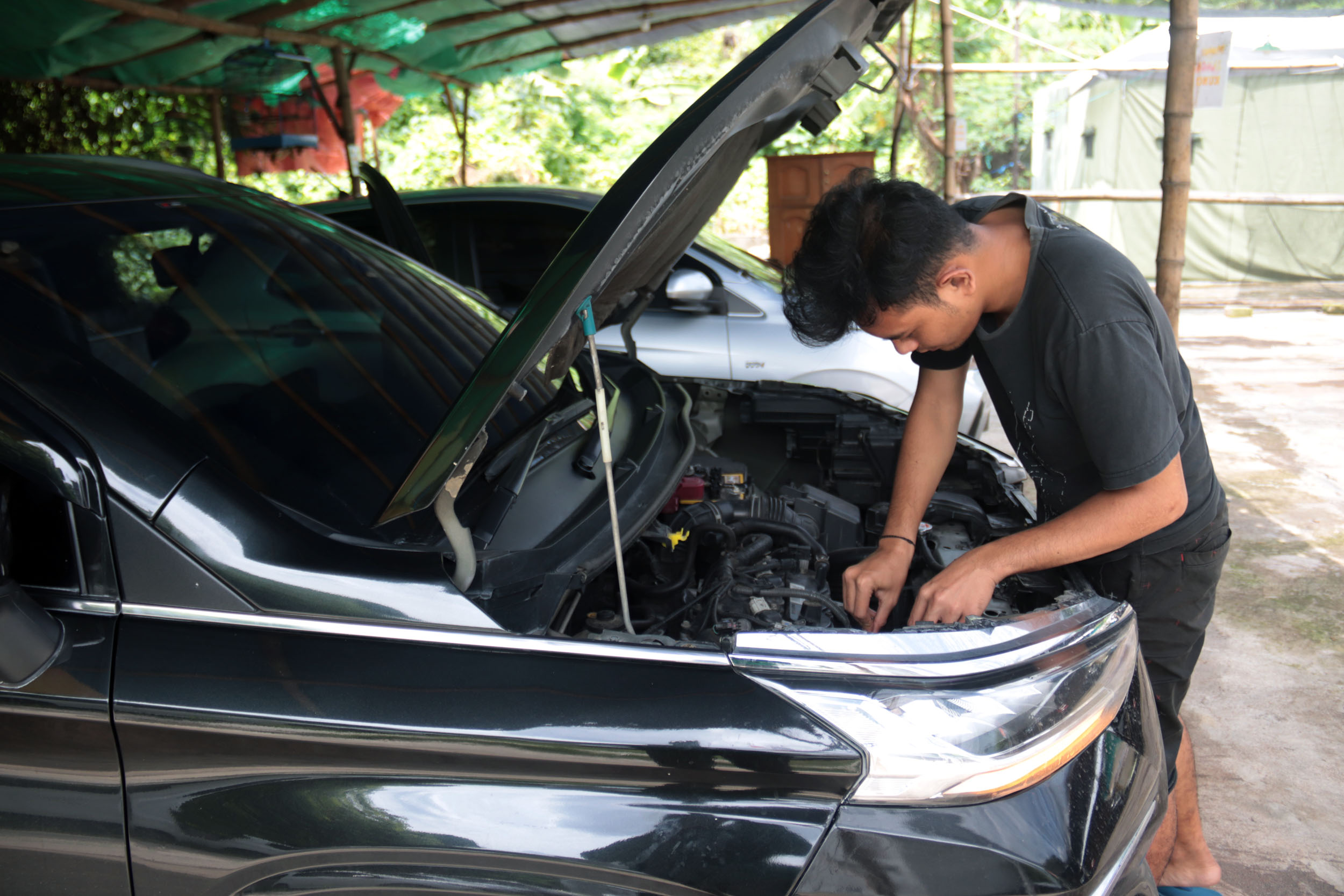 HAMPIR HABIS: Karyawan persewaan mobil di kawasan Jalan Mayjend Sungkono, Surabaya, mempersiapkan armadanya sebelum digunakan oleh pelanggan, Kamis (26/12).