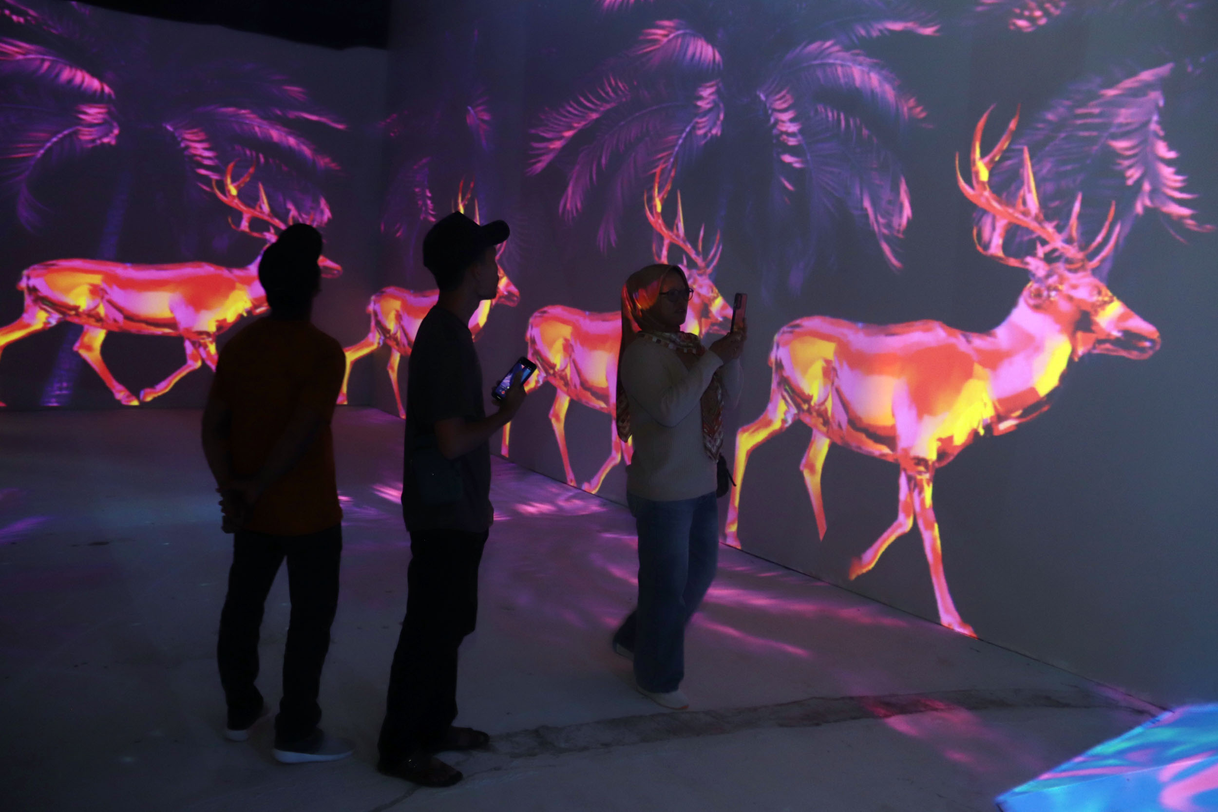 WAHANA BARU: Sejumlah pengunjung menikmati pertunjukan metaverse flora dan fauna di wahana baru Glow Interactive ParkKBS, Kamis (26/12).