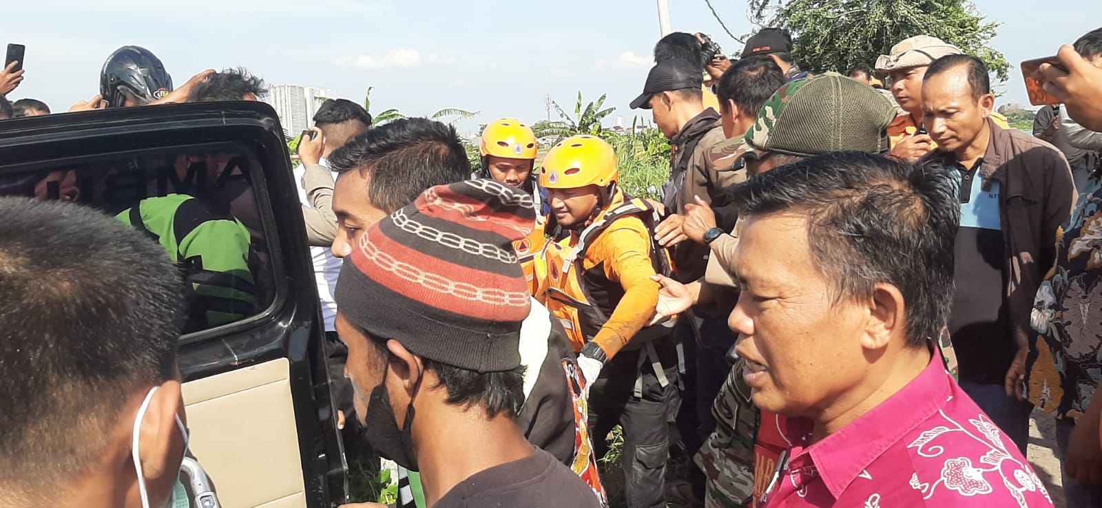 Petugas membawa jenazah Risky, balita 3,5 tahun yang meninggal karena hanyut di selokan saat bermain air hujan.