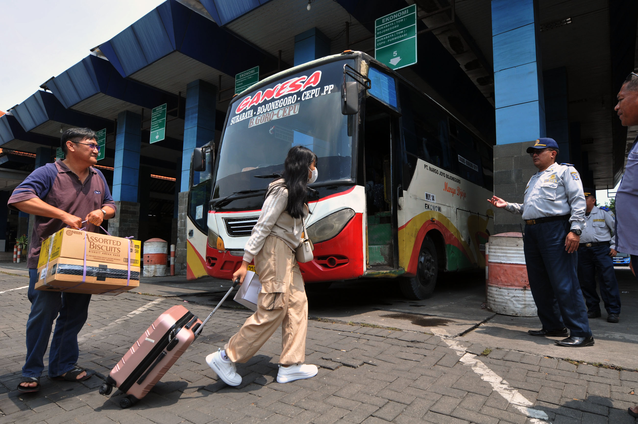 MOBILITAS MENINGKAT: Penumpang hendak menaiki bis di terminal Tambak Osowilangun.