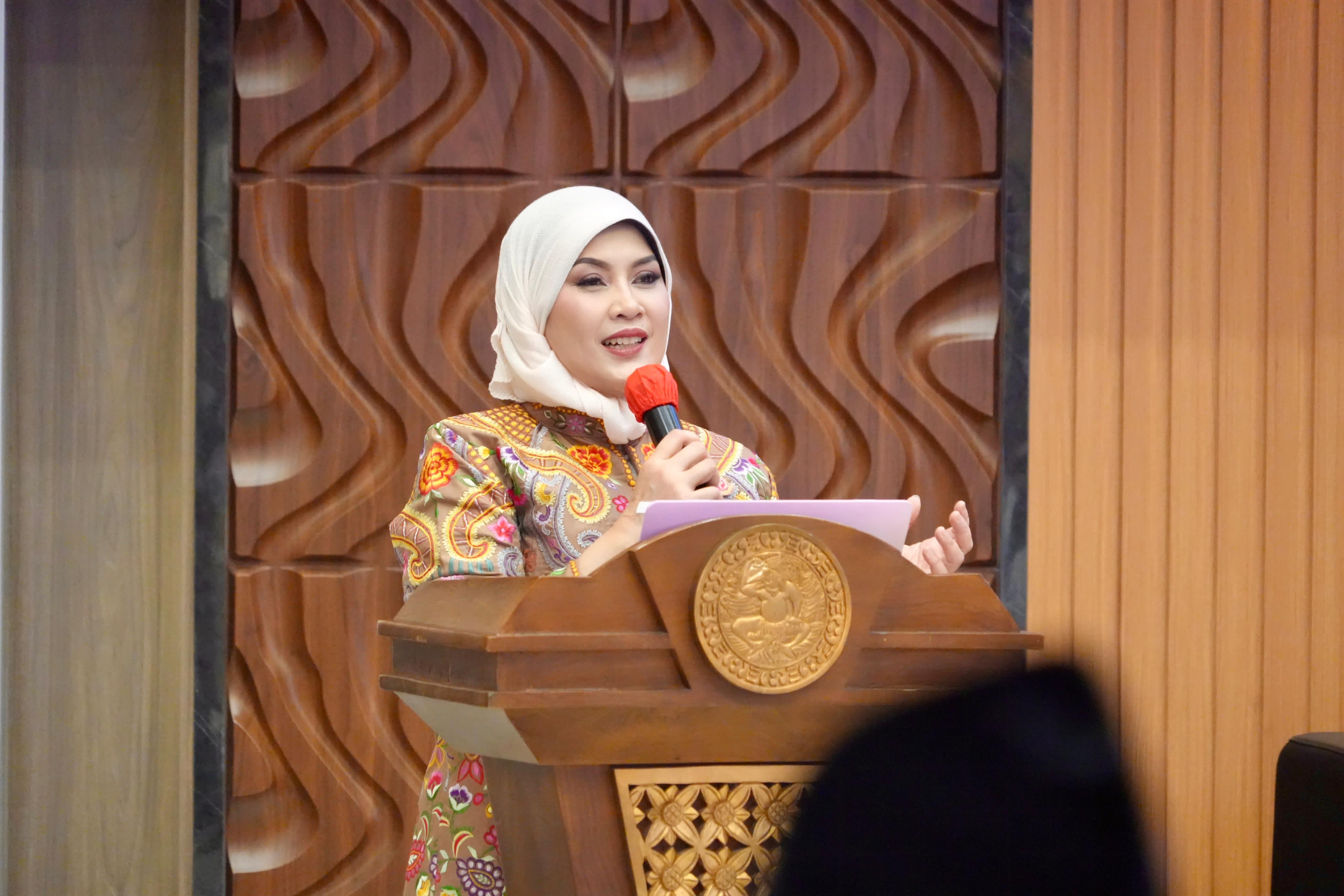 PAPARAN: Kajati Jatim Mia Amiati saat paparan terkait peran penegakan hukum di tahun 2024.