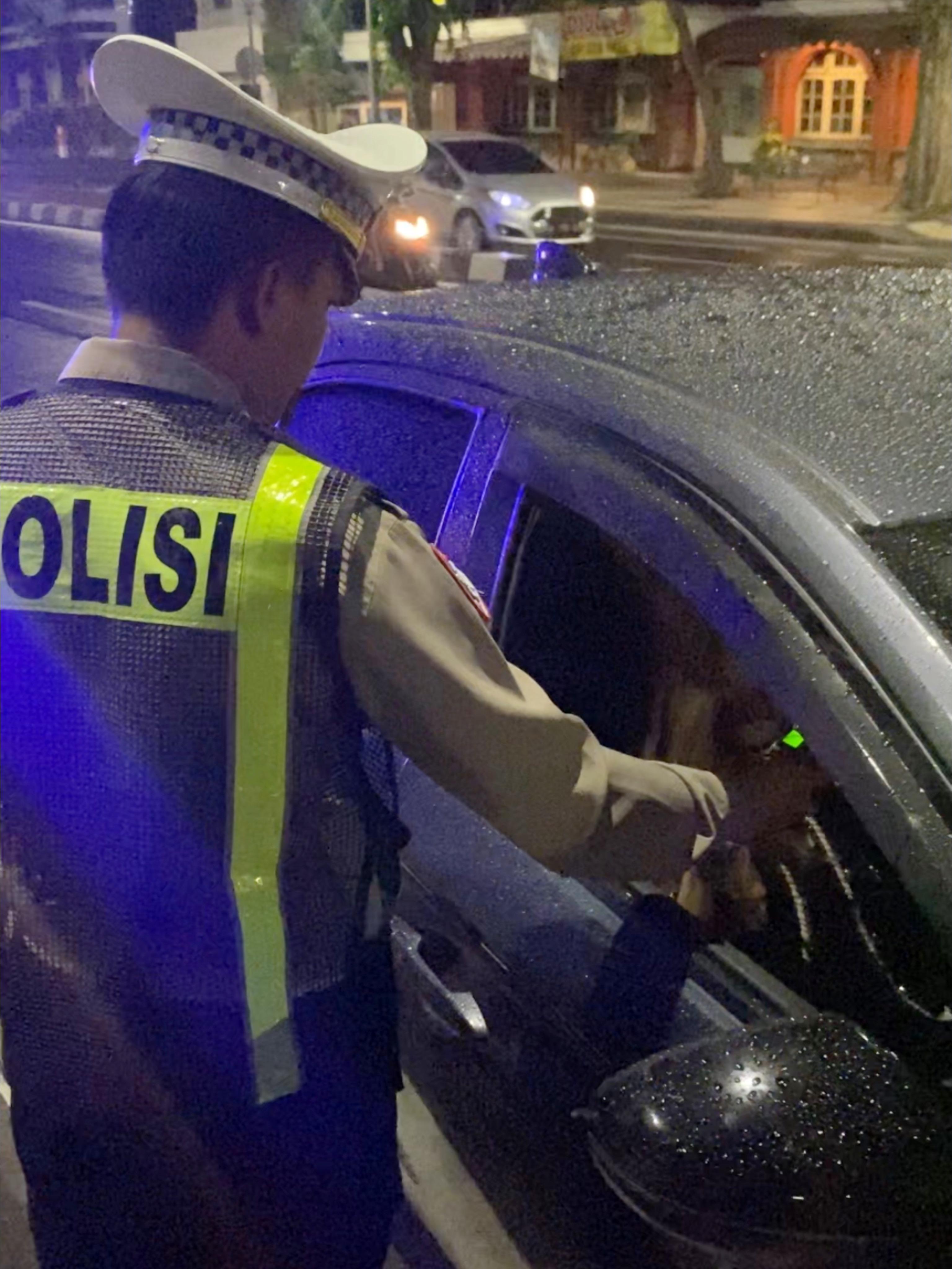 Kanit Turjawali Satlantas Polrestabes Surabaya Iptu Irwan melakukan tes alkohol pada pengemudi mobil. Patroli hunting terus dilaksanakan jelang malam tahun baru. (IST)