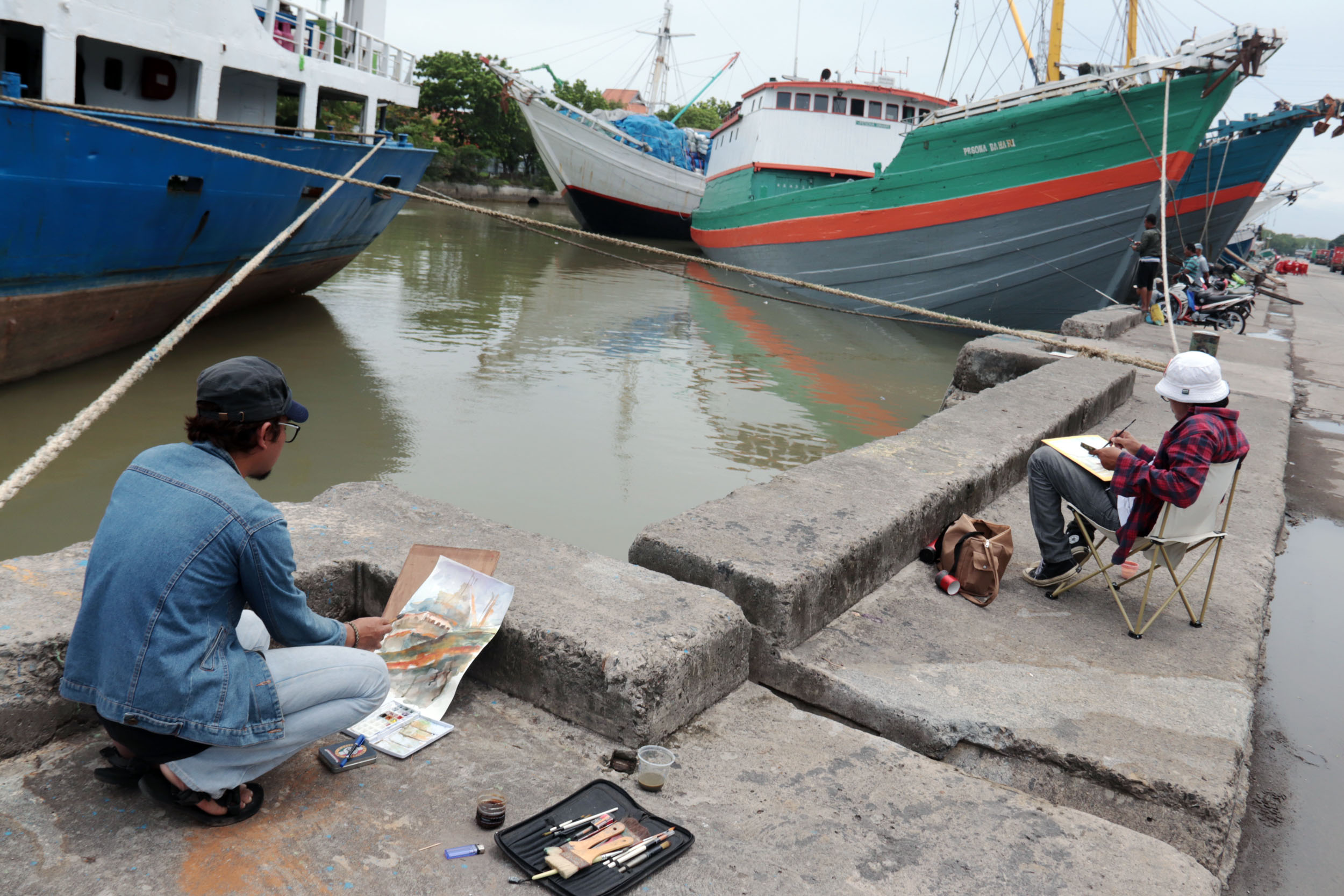 AJANG BERKREASI: Sejumlah pelukis yang tergabung dalam Komunitas Lukis Cat Air Indonesia (Kolcai) Surabaya menggelar melukis on the spot di Pelabuhan Rakyat, Kalimas, Surabaya.