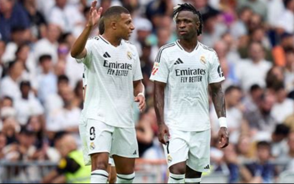 Vinicius Junior (kanan) ingin mendapatkan gaji sama dengan Kylian Mbappe.