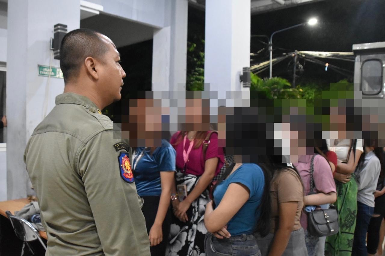 Sejumlah orang diamankan Satpol PP Surabaya karena diduga mengonsumsi minuman keras. (IST)