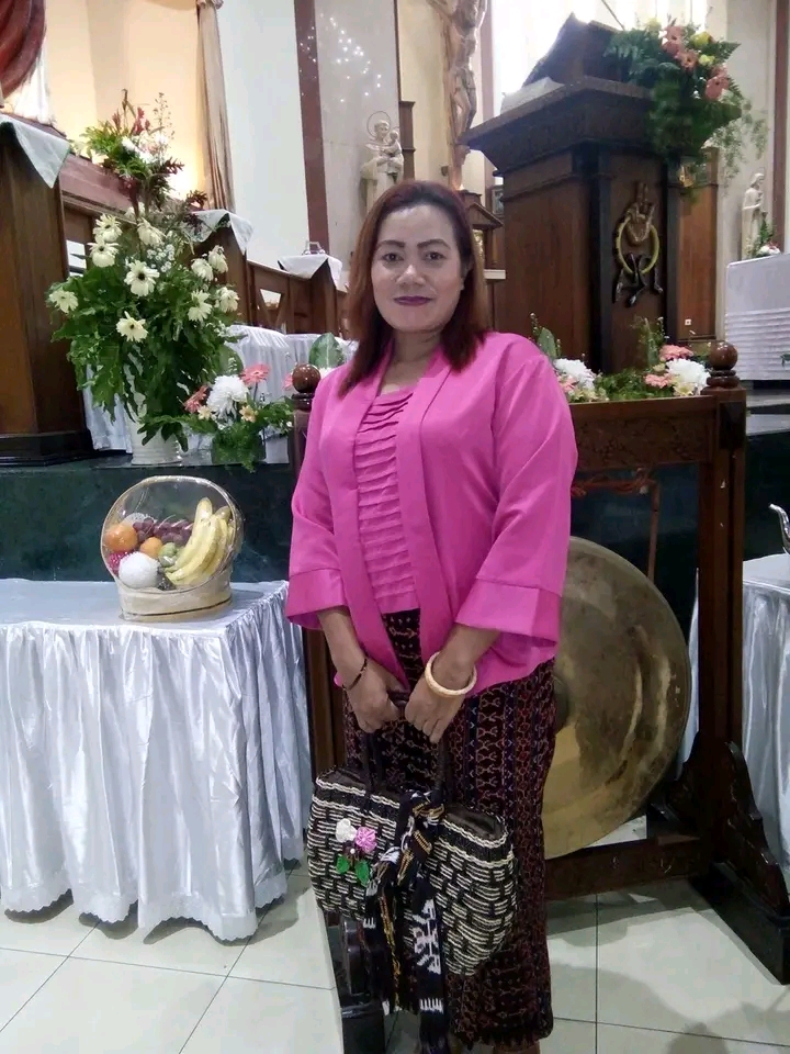 Eva Koten, penyanyi lagu-lagu pop daerah Lamaholot NTT yang merintis karir sejak anak-anak. (IST)