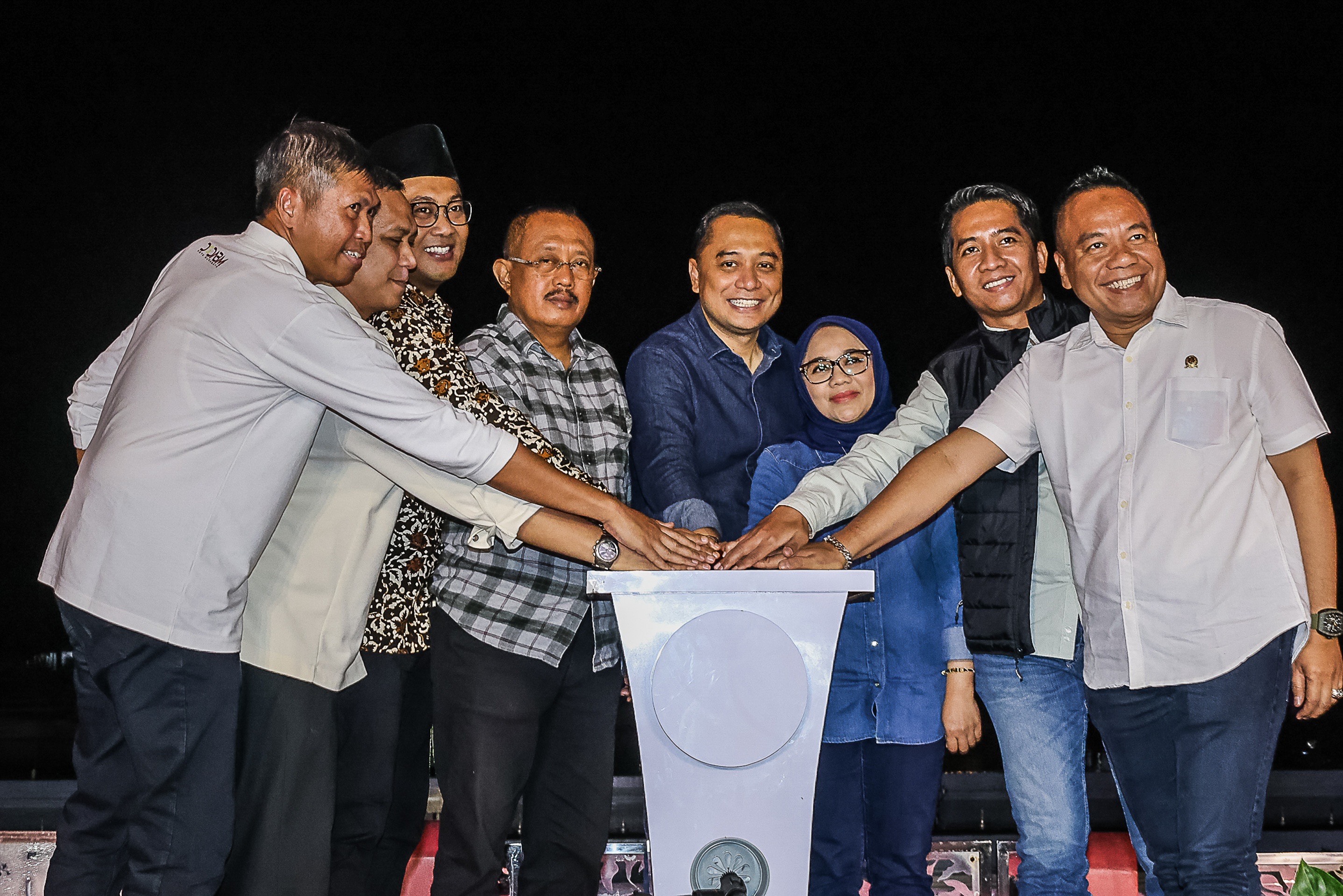Wali Kota Surabaya Eri Cahyadi bersama DPRD Surabaya saat membuka penampilan laser di area jembatan Surabaya.
