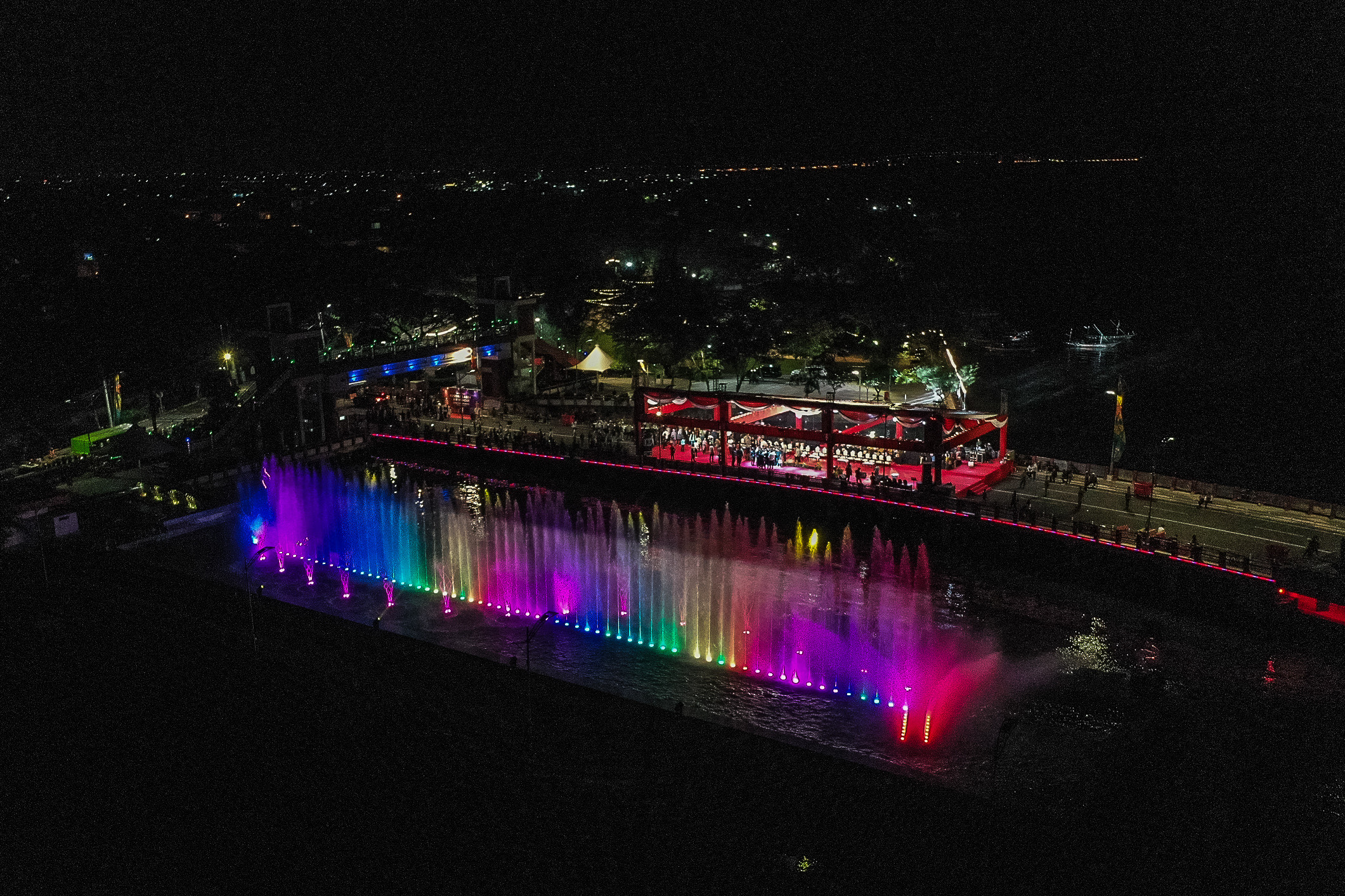 Penampilan laser di area jembatan Surabaya.&nbsp;
