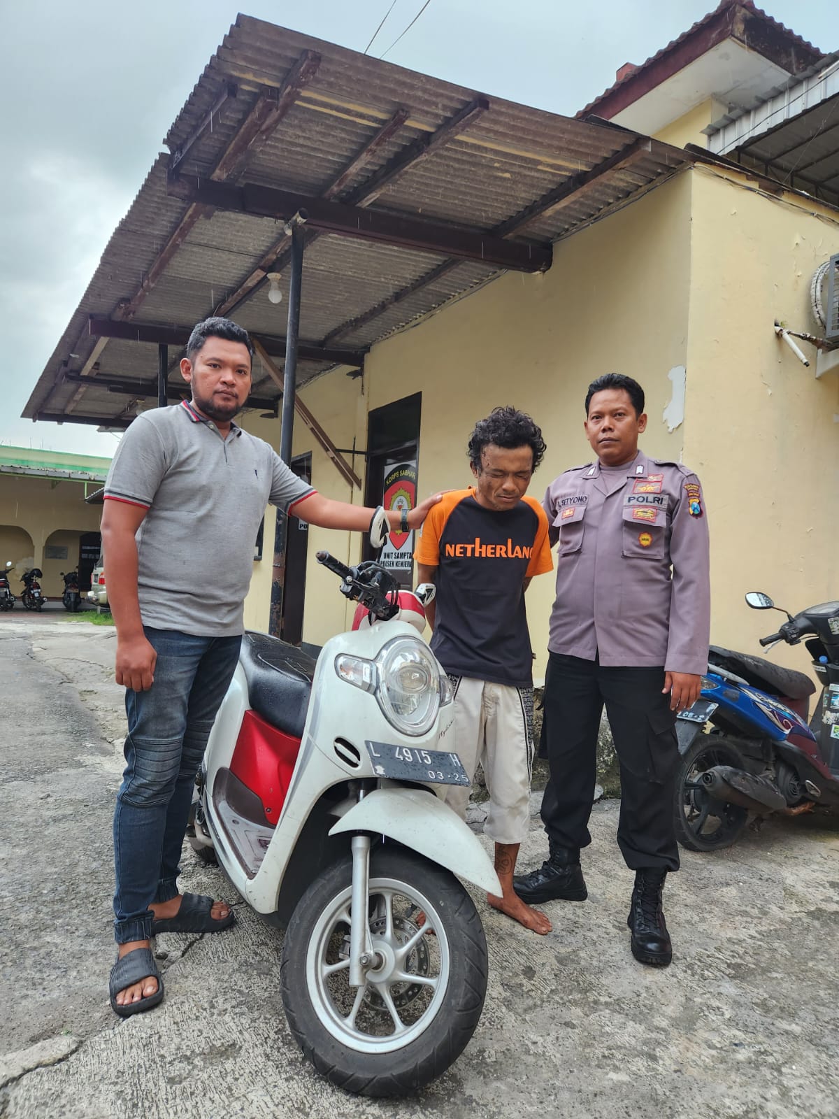 Tersangka BEW diamankan Polsek Kenjeran. Tersangka curanmor ini dihajar massa usai kunci T patah di sepeda motor. (IST)