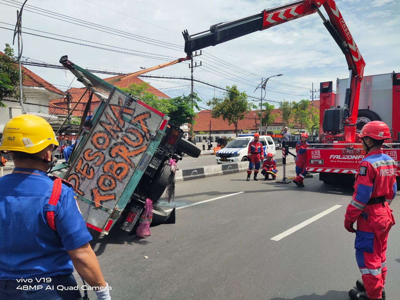 Truk tanpa muatan terguling di Jalan Kebon Rojo, Surabaya. Petugas DPKP Suraabaya mengevakuasi truk tersebut. (IST)