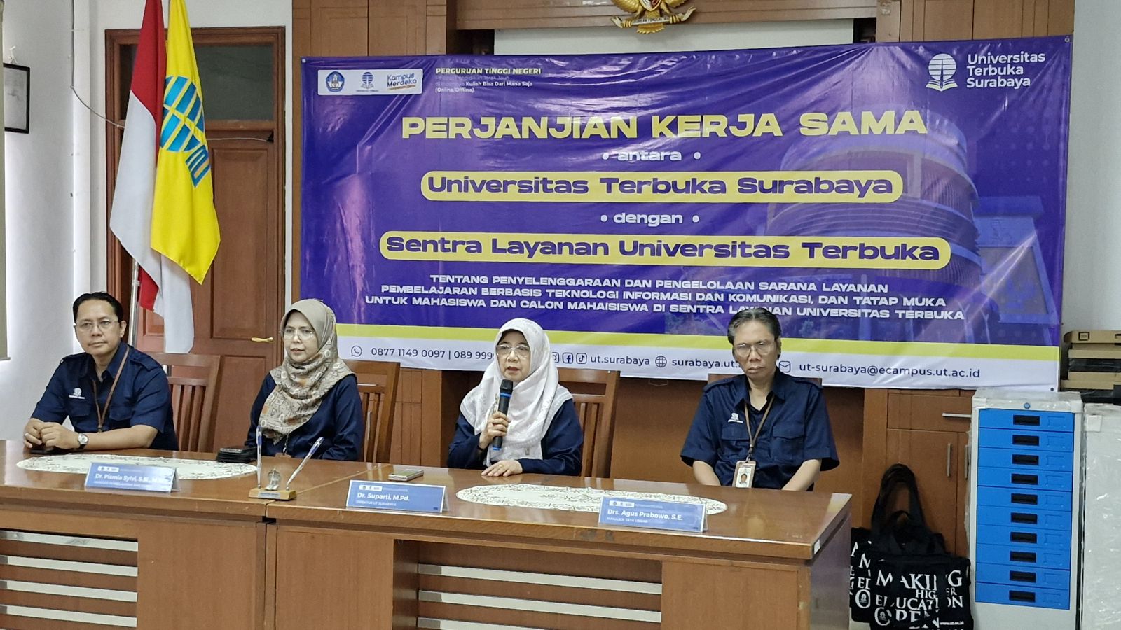 PERMUDAH AKSES: Direktur UT Surabaya,Dr. Hj. Suparti, M.Pd, saat menjalin kerja sama dengan kelima Sentra Layanan UT (SALUT) di kantor UT Surabaya, 24 Desember lalu.