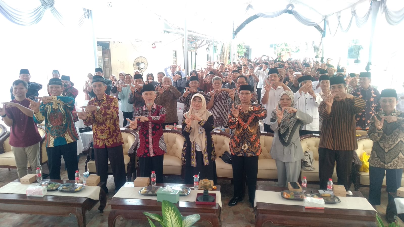 SINERGI: Direktur UT Surabaya, Dr. Hj. Suparti, M.Pd, bersama para stakeholder dalam MoU yang dilakukan di SALUT Al Muttaqin Madiun, 25 Desember lalu.