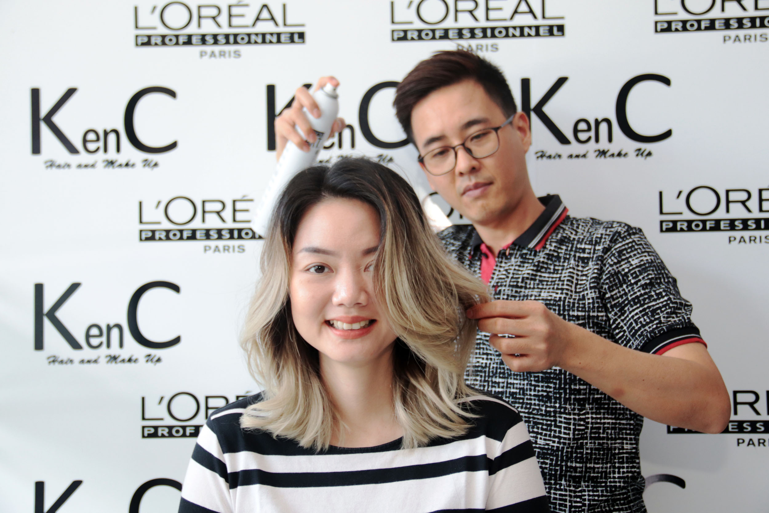 FACE FRAMING: Hairdresser profesional Kenlie Shiantomenata rambut Cynthia Ira Maya dengan gaya rambut Curtain Bang, di salon miliknya di kawasan Jalan Mleto, Surabaya.