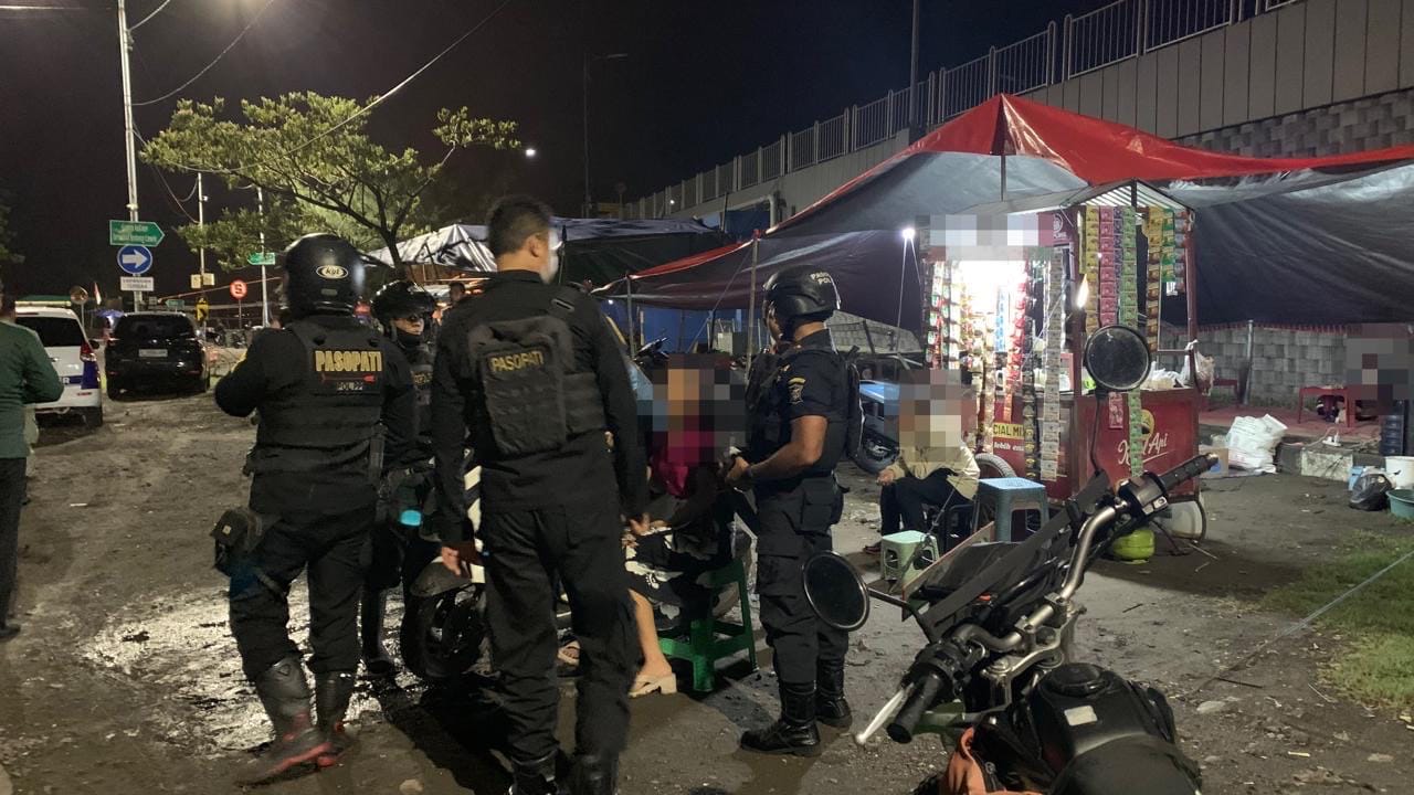 MERESAHKAN: Anggota Satpol PP Surabaya saat melakukan penindakan terhadap warkop yang berkedok menjual miras di kawasan bawah Jembatan Suramadu.