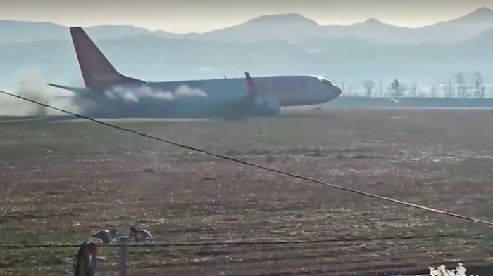 Detik-detik pesawat Jeju Air mendarat tanpa roda sebelum menabrak tembok bandara dan meledak.