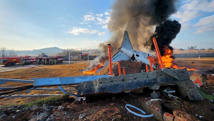 Penampakan Pesawat Jeju Air yang terbakar dalam kecelakaan di Bandara Internasional Muan, Korea Selatan.