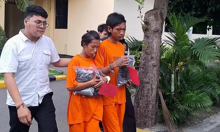 Pasutri Martha dan Syahrul saat dikeler petugas Satreskrim Polres Pasuruan.
