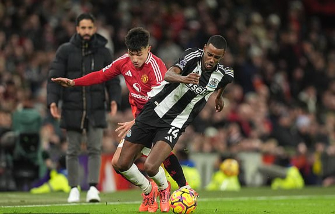 Alexander Isak (kanan) memimpin Newcastle United menghancurkan Manchester United di Old Trafford.