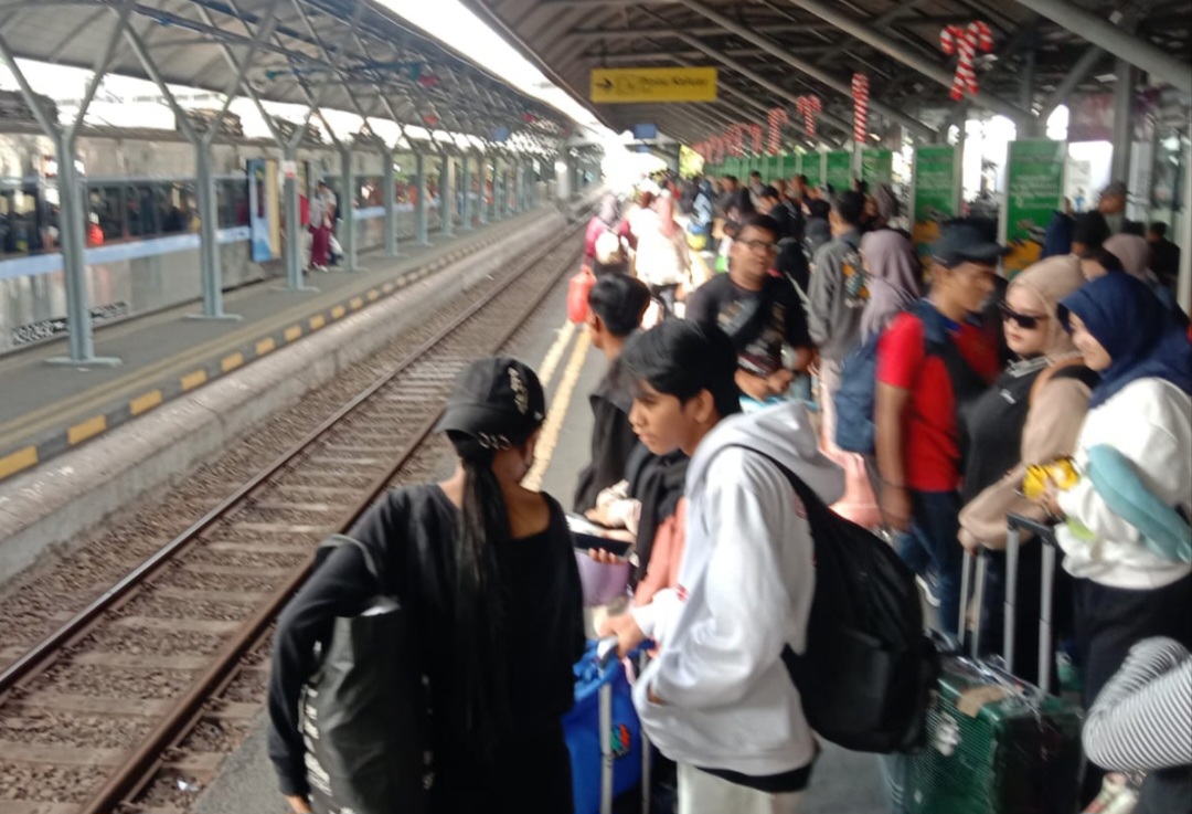 PERJALANAN LIBURAN: Para penumpang di Stasiun Surabaya Gubeng terlihat hendak menunggu kereta yang akan mengantarkan saat malam pergantian tahun ke tempat tujuan libur akhir tahun.