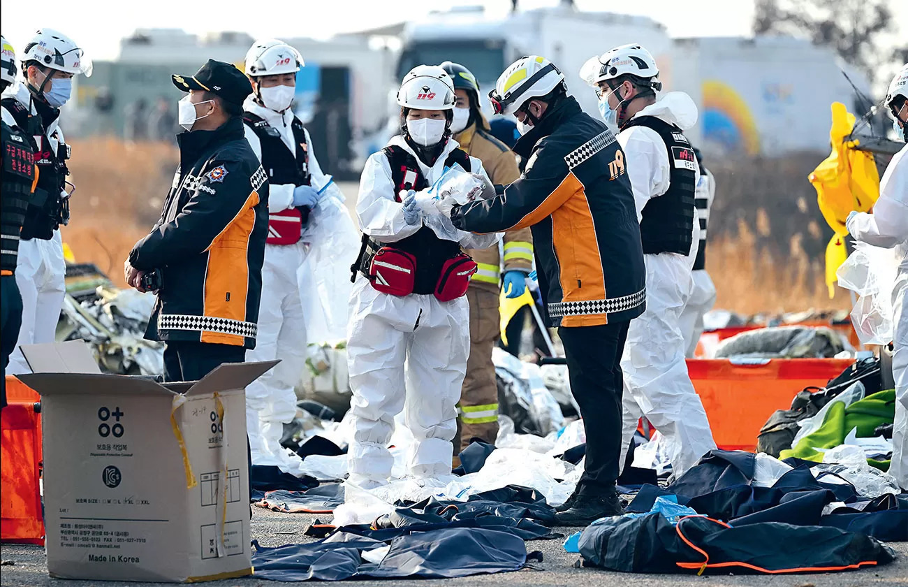 FATAL: Proses evakuasi korban pesawat Jeju Air oleh personil yang dibantu oleh alat berat, Bandara Internasional Muan.