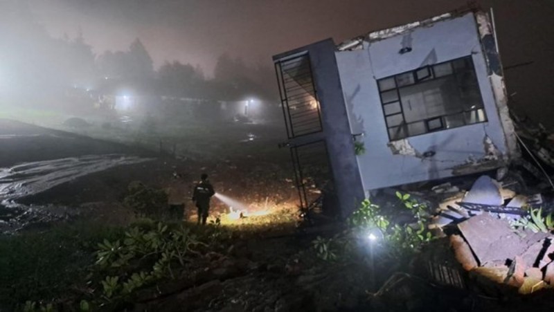 Vila di Kota Batu yang longsor dan mengakibatkan enam wisatawan terluka.